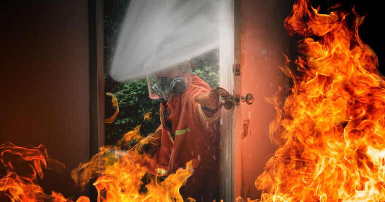 Bảo hiểm cháy nổ PTI giúp bảo vệ tài sản của cá nhân và doanh nghiệp trước rủi ro hỏa hoạn, nổ bất ngờ. Sản phẩm được triển khai theo Nghị định 105/2025/NĐ-CP, đảm bảo tuân thủ pháp luật và chuẩn quy định an toàn PCCC mới nhất. PTI cung cấp gói bảo hiểm linh hoạt, từ bắt buộc đến mở rộng, phù hợp với từng loại hình kinh doanh. Khách hàng được hỗ trợ khảo sát, tư vấn và cấp đơn nhanh chóng, bồi thường minh bạch trong thời hạn tối đa 15 ngày.