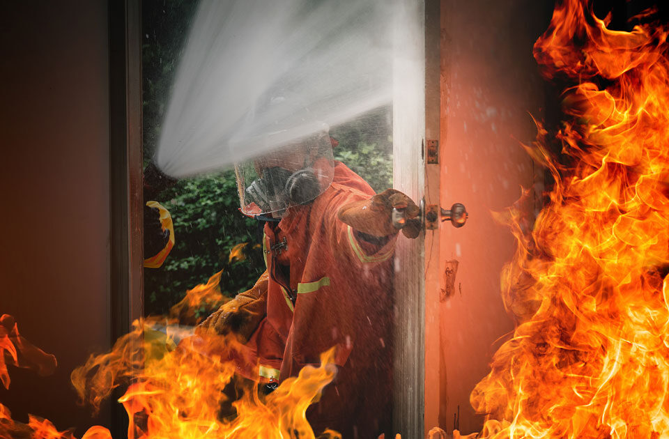 Bảo hiểm cháy nổ PTI giúp bảo vệ tài sản của cá nhân và doanh nghiệp trước rủi ro hỏa hoạn, nổ bất ngờ. Sản phẩm được triển khai theo Nghị định 105/2025/NĐ-CP, đảm bảo tuân thủ pháp luật và chuẩn quy định an toàn PCCC mới nhất. PTI cung cấp gói bảo hiểm linh hoạt, từ bắt buộc đến mở rộng, phù hợp với từng loại hình kinh doanh. Khách hàng được hỗ trợ khảo sát, tư vấn và cấp đơn nhanh chóng, bồi thường minh bạch trong thời hạn tối đa 15 ngày.