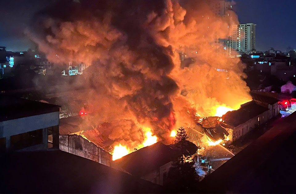 Bảo hiểm cháy nổ không chỉ là nghĩa vụ pháp lý, mà còn là một giải pháp tài chính chủ động cho doanh nghiệp sản xuất, xưởng gỗ, nhà máy, nhà chung cư, cơ sở thương mại và dịch vụ. Hướng dẫn doanh nghiệp hiểu rõ các loại thiệt hại tài sản, chi phí liên quan và rủi ro tài chính gián tiếp khi xảy ra cháy, nổ, đồng thời hướng dẫn cách đưa bảo hiểm cháy nổ vào kế hoạch tài chính doanh nghiệp để tránh mua thiếu, mua thừa hoặc mua “cho có”.