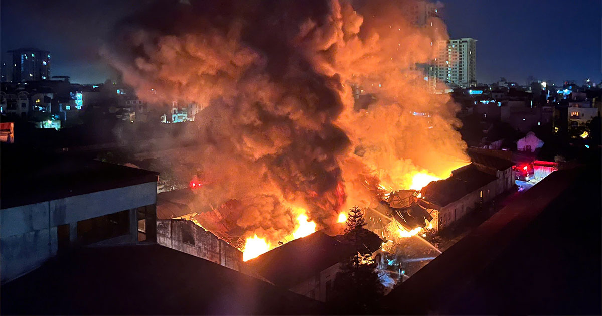 Bảo hiểm cháy nổ không chỉ là nghĩa vụ pháp lý, mà còn là một giải pháp tài chính chủ động cho doanh nghiệp sản xuất, xưởng gỗ, nhà máy, nhà chung cư, cơ sở thương mại và dịch vụ. Hướng dẫn doanh nghiệp hiểu rõ các loại thiệt hại tài sản, chi phí liên quan và rủi ro tài chính gián tiếp khi xảy ra cháy, nổ, đồng thời hướng dẫn cách đưa bảo hiểm cháy nổ vào kế hoạch tài chính doanh nghiệp để tránh mua thiếu, mua thừa hoặc mua “cho có”.