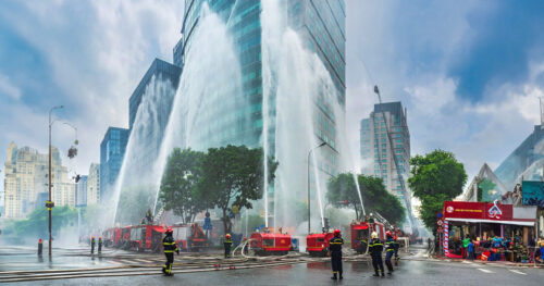 Từ ngày 01/7/2025, Nghị định 105/2025/NĐ-CP chính thức yêu cầu 44 loại hình cơ sở phải tham gia bảo hiểm cháy nổ bắt buộc. Quy định này đóng vai trò như một lá chắn tài chính vững chắc, giúp bạn bảo vệ toàn diện nhà xưởng, máy móc, hàng hóa và tránh được các khoản phạt hành chính nặng nề. Các chủ doanh nghiệp cần chủ động rà soát ngay cơ sở của mình để xây dựng chiến lược quản lý rủi ro an toàn, tiết kiệm và đảm bảo tuân thủ đúng pháp luật.