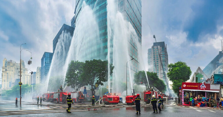 Từ ngày 01/7/2025, Nghị định 105/2025/NĐ-CP chính thức yêu cầu 44 loại hình cơ sở phải tham gia bảo hiểm cháy nổ bắt buộc. Quy định này đóng vai trò như một lá chắn tài chính vững chắc, giúp bạn bảo vệ toàn diện nhà xưởng, máy móc, hàng hóa và tránh được các khoản phạt hành chính nặng nề. Các chủ doanh nghiệp cần chủ động rà soát ngay cơ sở của mình để xây dựng chiến lược quản lý rủi ro an toàn, tiết kiệm và đảm bảo tuân thủ đúng pháp luật.