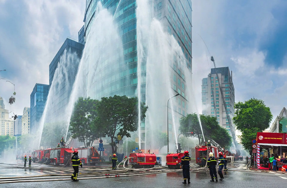 Từ ngày 01/7/2025, Nghị định 105/2025/NĐ-CP chính thức yêu cầu 44 loại hình cơ sở phải tham gia bảo hiểm cháy nổ bắt buộc. Quy định này đóng vai trò như một lá chắn tài chính vững chắc, giúp bạn bảo vệ toàn diện nhà xưởng, máy móc, hàng hóa và tránh được các khoản phạt hành chính nặng nề. Các chủ doanh nghiệp cần chủ động rà soát ngay cơ sở của mình để xây dựng chiến lược quản lý rủi ro an toàn, tiết kiệm và đảm bảo tuân thủ đúng pháp luật.