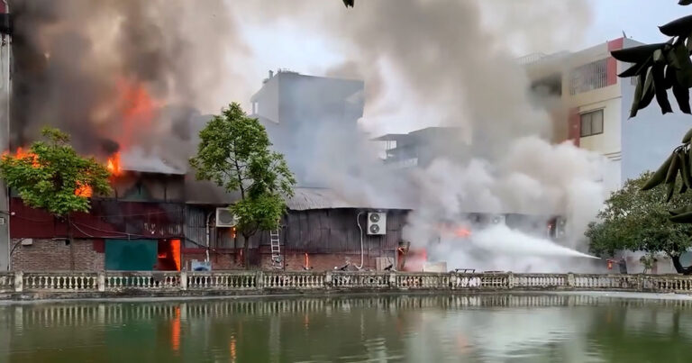 Cơ sở sản xuất, xưởng gỗ, chung cư hay hộ kinh doanh của bạn có thuộc diện bắt buộc mua bảo hiểm cháy nổ? Việc không tuân thủ quy định có thể dẫn đến mức phạt nặng và thiệt hại tài sản khó lường khi xảy ra hỏa hoạn. Nắm rõ cách tự rà soát cơ sở, tránh sai lầm phổ biến và tìm ra giải pháp bảo vệ tài chính an toàn nhất!