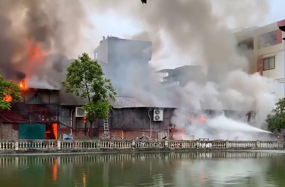 Cơ sở sản xuất, xưởng gỗ, chung cư hay hộ kinh doanh của bạn có thuộc diện bắt buộc mua bảo hiểm cháy nổ? Việc không tuân thủ quy định có thể dẫn đến mức phạt nặng và thiệt hại tài sản khó lường khi xảy ra hỏa hoạn. Nắm rõ cách tự rà soát cơ sở, tránh sai lầm phổ biến và tìm ra giải pháp bảo vệ tài chính an toàn nhất!