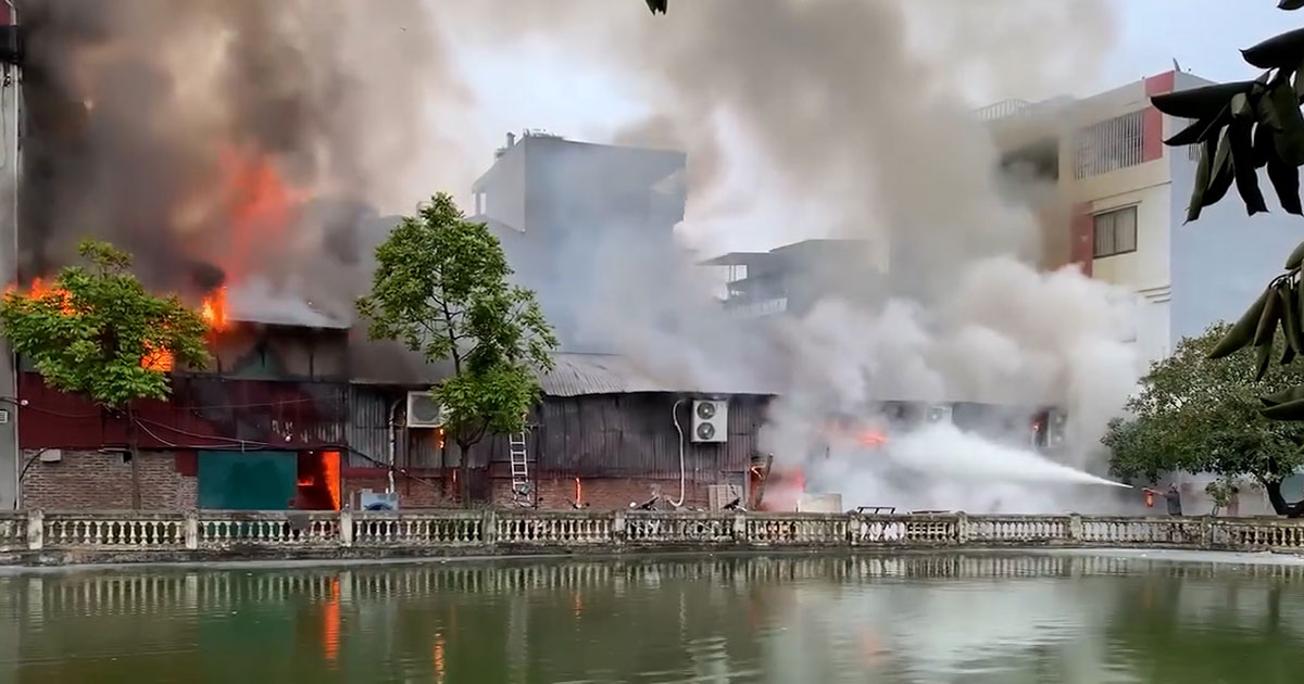 Cơ sở sản xuất, xưởng gỗ, chung cư hay hộ kinh doanh của bạn có thuộc diện bắt buộc mua bảo hiểm cháy nổ? Việc không tuân thủ quy định có thể dẫn đến mức phạt nặng và thiệt hại tài sản khó lường khi xảy ra hỏa hoạn. Nắm rõ cách tự rà soát cơ sở, tránh sai lầm phổ biến và tìm ra giải pháp bảo vệ tài chính an toàn nhất!