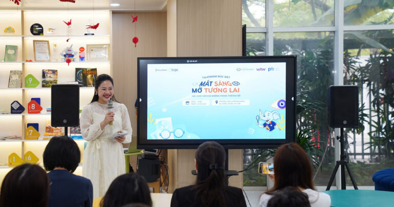 Sự kiện talkshow “Mắt sáng – Mở tương lai” do PTI phối hợp tổ chức mang đến những giải pháp thiết thực trong việc bảo vệ thị lực học đường trước áp lực của thời đại số. Chương trình cung cấp kiến thức y khoa chuyên sâu từ các chuyên gia đầu ngành giúp phụ huynh chủ động nhận diện và kiểm soát tật khúc xạ cho trẻ từ sớm.