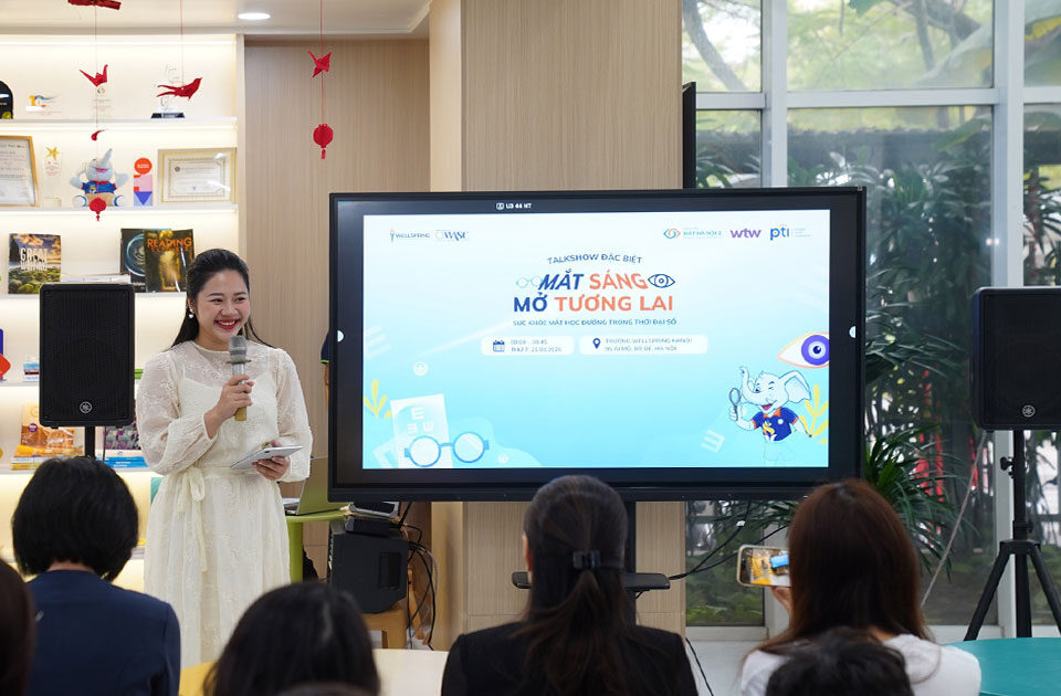Sự kiện talkshow “Mắt sáng – Mở tương lai” do PTI phối hợp tổ chức mang đến những giải pháp thiết thực trong việc bảo vệ thị lực học đường trước áp lực của thời đại số. Chương trình cung cấp kiến thức y khoa chuyên sâu từ các chuyên gia đầu ngành giúp phụ huynh chủ động nhận diện và kiểm soát tật khúc xạ cho trẻ từ sớm.