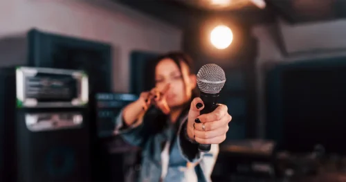 Bảo hiểm cháy nổ karaoke PTI giúp bảo vệ tài sản, giảm thiệt hại tài chính, làm rõ đối tượng, phạm vi, quy định và cách mua phù hợp cho chủ cơ sở.