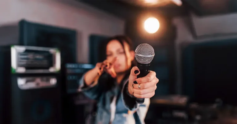 Bảo hiểm cháy nổ karaoke PTI giúp bảo vệ tài sản, giảm thiệt hại tài chính, làm rõ đối tượng, phạm vi, quy định và cách mua phù hợp cho chủ cơ sở.