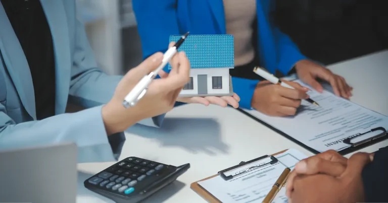 Bảo hiểm cháy nổ nhà ở là sản phẩm bảo hiểm bắt buộc hoặc tự nguyện nhằm bảo vệ tài sản và khoản vay khi xảy ra sự cố cháy nổ. Nội dung giải đáp rõ đối tượng nào phải mua bảo hiểm cháy nổ nhà ở, đặc biệt với nhà chung cư, nhà ở tập thể từ 5 tầng trở lên hoặc tổng diện tích sàn từ 1.000 m², theo quy định mới từ 2025.
