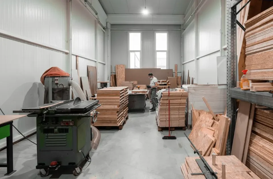 Bảo hiểm cháy nổ nhà xưởng giúp doanh nghiệp bảo vệ tài sản trước rủi ro cháy, nổ và đáp ứng đúng quy định với nhiều cơ sở thuộc diện bắt buộc mua. Nếu chưa thuộc diện bắt buộc hoặc muốn tăng mức bảo vệ, doanh nghiệp có thể cân nhắc bảo hiểm cháy nổ tự nguyện PTI để mở rộng quyền lợi
