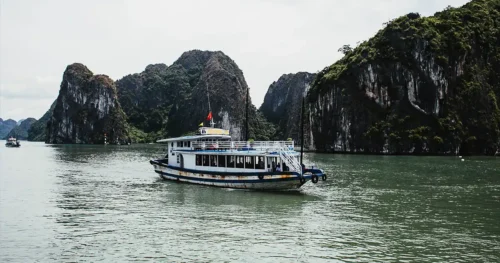 Thực trạng vận tải đường thủy Việt Nam và giải pháp bảo hiểm tàu thuyền toàn diện từ PTI: thân tàu, trách nhiệm dân sự, tai nạn thuyền viên.