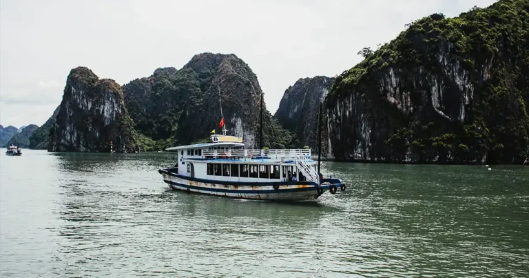 Thực trạng vận tải đường thủy Việt Nam và giải pháp bảo hiểm tàu thuyền toàn diện từ PTI: thân tàu, trách nhiệm dân sự, tai nạn thuyền viên.
