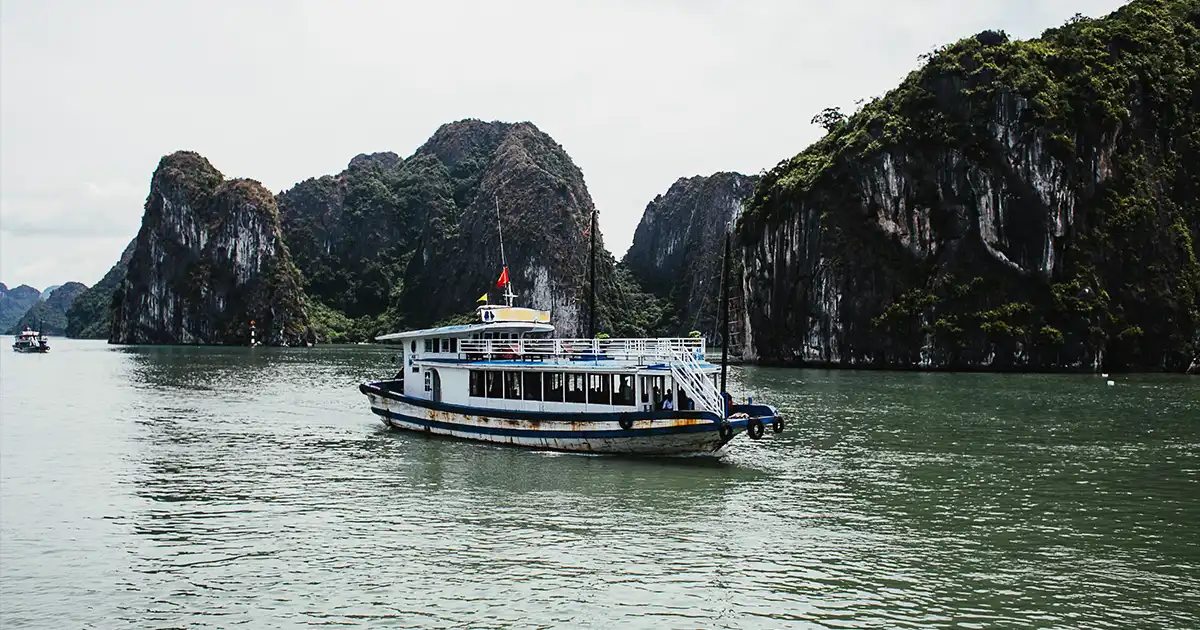 Thực trạng vận tải đường thủy Việt Nam và giải pháp bảo hiểm tàu thuyền toàn diện từ PTI: thân tàu, trách nhiệm dân sự, tai nạn thuyền viên.
